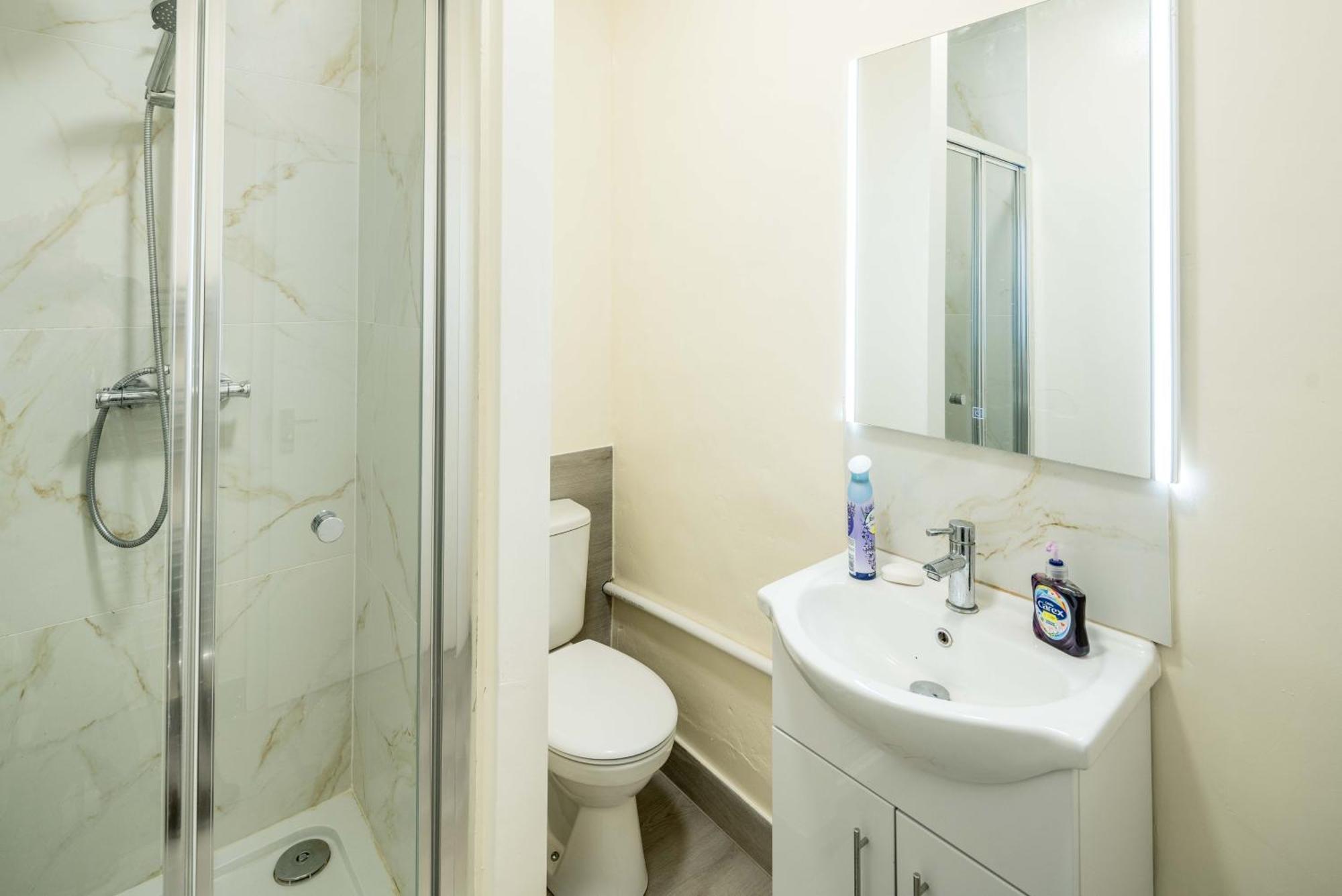 Free Parking, 2 Beds,Close To Train Station Bedford Bagian luar foto