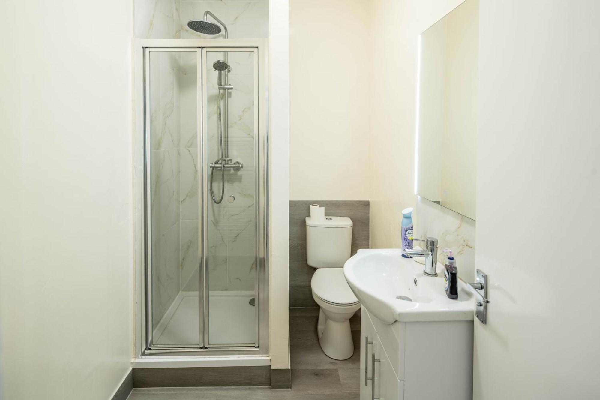 Free Parking, 2 Beds,Close To Train Station Bedford Bagian luar foto